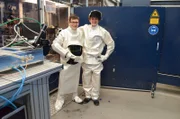 Julian (re.) gemeinsam mit Laser-Spezialist Marius, um herauszufinden, ob ein Laser auch Holz und Metall schneidet