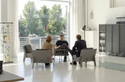Kommissarin Bonard (Corinna Harfouch, links) und Kommissar Karow (Mark Waschke, rechts) verhören Arne Koch (Sebastian Hülk, Mitte).