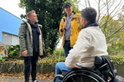 Tan Caglar (re.) trifft den taubblinden Marcell Feldmann (Mitte) und dessen Assistenz Lukas Sellquist
