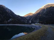 Das Kraftwerk im Mölltal ist ein Pumpspeicher-Kraftwerk – seine Energie bezieht es durch Wasser aus diesem Speichersee.