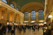 Viele Touristen wollen bei einem New York City Besuch unbedingt einen Blick in das Grand Central Terminal werfen. Auch wenn sie beeindruckt von dem eigentlichen Bahnhof sind, ahnen nur wenige, welche Geheimnisse sich in den Verzierungen oder auch unter ihren Füßen verbergen ...