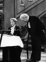 Freddie Frinton als Diener James und May Warden als alleinspeisende alte Dame.