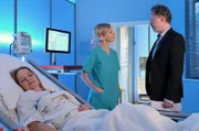 Kathrin Globisch (Andrea Kathrin Loewig, mi.) vermutet, dass ihr alter Schulfreund Jan Martus (Jörn Knebel, re.) nicht nur wegen der Schadensersatz- und Schmerzensgeldforderung, die er von Bernadette Winkler (Theresa Scholz, li.) einfordert, immer noch in der Sachsenklinik ist. Sie glaubt, er macht sich wirklich Sorgen um sie. Dafür gibt sie ihm noch einen Tipp: Vielleicht wäre es besser, wenn er nicht ganz so "ehrlich" und "geradeheraus" mit seinen Mitmenschen umgehen würde. Ein bisschen Feingefühl würde ihm sicher helfen.