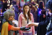 Brick (Atticus Shaffer, l.); Sue (Eden Sher, r.)