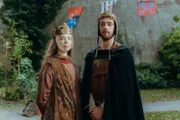 Eleonore von Aquitanien (Valerie Sophie Körfer) und ihr Gemahl, der französische König Ludwig VII. (Jonathan Walz) regieren im Frankreich des 12. Jahrhunderts.