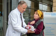 Marina Küstner (Brigitte Böttrich) kommt mit einem tiefen Schnitt in der Hand in die Sachsenklinik. Dr. Roland Heilmann (Thomas Rühmann) wird sich das ansehen und die Wunde versorgen.