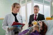 Dr. Rolf Kaminski (Udo Schenk, rechts) hat Vera Bader (Claudia Wenzel, liegend) bewusstlos in ihrer Wohnung gefunden. Vera hat einen Cocktail aus Schlaf- und Beruhigungsmitteln überdosiert. Dr. Lea Peters (Anja Nejarri, links) weiß um Vera Baders Alzheimer-Diagnose. Sowohl ihr als auch Kaminski ist klar, dass dies kein Versehen war.