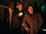 Kommissa Kain (Bernd Michael Lade, links) und Kommissar Ehrlicher (Peter Sodann, rechts) suchen auf dem Friedhof nach Jens Tegner.