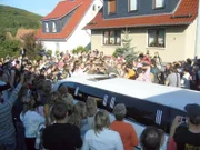 Der ganze Ort ist versammelt, als Thomas und seine Kinder in der Limousine angefahren kommen.