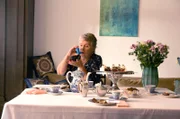 Liesl Bürger (Petra Kelling, r.) hofft, dass das Spray ihre Beschwerden lindert.