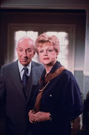 Nita hat ihre Tante Jessica Fletcher (Angela Lansbury, r.) eingeladen. Die Krimiautorin soll sich Nitas neuen Arbeitsplatz anschauen: ein Filmstudio. Als die Chef-Autorin Joyce erschossen wird, gerät auch Schauspieler Julian (Lloyd Nolan, l.) unter Verdacht ...