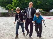 Sind Pawel (Moritz Knapp, li.) und Gustav (Nikolaj Wolf, re.) die "Catnapper"? Der Chauffeur (Thomas Arnold) hat die Kinder vorm Tor der reichen Frau von Werther aufgegriffen. Nelly zweifelt und beginnt zu ermitteln.
