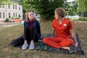 Fiete (Adrian Gössel, r.) gibt nicht auf und geht mit Maxi (Ada Philine Stappenbeck, l.) raus in die Natur.