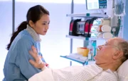 Peter Jäger (Carl Heinz Choynski) ist froh, dass Lilly Phan (Mai Duong Kieu) ihm beisteht.