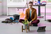 Gustav (Tamino Schenke) verzweifelt an dem Partnerprojekt im Bio-Modul.