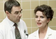 HERBERGE FÜR EINEN FRÜHLING, Prof. Kugler (Gunter Schoss), Katrin Klein (Gudrun Landgrebe).
