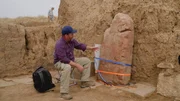 Der Archäologe Michael Danti betrachtet eine antike Stele in Limmu, Irak. (Windfall Films)
