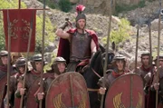 Scipio (James Sutton) umringt von Soldaten.