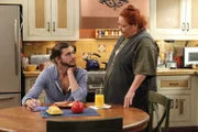 Sind sich nicht immer einig: Berta (Conchata Ferrell, r.) und Walden (Ashton Kutcher, l.) ...