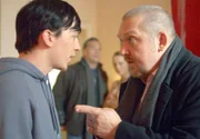 Kommissar Freddy Schenk (Dietmar Bär, re) ist Kevin (Tino Mewes) gegenüber skeptisch. Kümmert sich der Kindsvater überhaupt um Schenks hochschwangere Tochter Melanie?