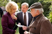 Von Heidrun (Verena Plangger, l.) erfahren Günter (Wolfgang Winkler, M.) und Edwin (Tilo Prückner, r.), dass Monika schon lange wusste, dass ihr Mann Jürgen sie betrügt.
