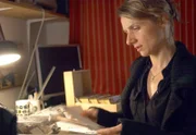 15 Uhr im Ersten. Die Polizisten-Witwe Britta Samland (Christina Große) sucht nach Indizien, ob ihr Mann wirklich in illegale Geschäfte mit der Unterwelt verwickelt gewesen ist.