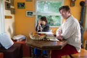 Ist das ein Fuchs? Elli (Anouk Elias) und Fritz Fuchs (Guido Hammesfahr) probieren verschiedene Schattenfiguren aus. Vielleicht kommen sie so ein Stück weiter, Opa Oskars Rätsel zu lösen.