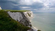 Die Nordsee ist über den Ärmelkanal mit dem Atlantik verbunden.