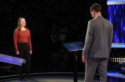 Moderator Alexander Bommes (r.) mit der Kandidatin Larissa Guhl (l.).