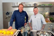 Sternekoch Björn Freitag (l) und Chef-Pâtissier Kay Baumgardt verraten Gourmet-Geheimnisse rund um die Zitrone.