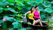 Der Westlake am Stadtrand von Hanoi war schon immer Anziehungspunkt, für Pärchen, die der Großstadt entfliehen wollten, für Picknick und Romanzen. Diese beiden Damen lassen sich inmitten des Blumenmeers fotografieren.