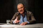 Mit einer Starbesetzung startet der deutschsprachige Pay-TV-Sender A&E die Dreharbeiten zu seiner neuesten Eigenproduktion, dem Crime-Format „Protokolle des Bösen“. Im Mittelpunkt der Sendung stehen Interviews mit deutschen Serienmördern, die der Profiler, Kriminalist und Autor Stephan Harbort in den vergangenen Jahrzehnten in Justizvollzugsanstalten und psychiatrischen Einrichtungen führte. Actor Fritz Wepper poses on set during the shooting for the new local production 'Protokolle des Boesen' by German TV channel A&E.