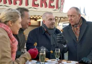 Treffpunkt Wurstbraterei: Franziska Lüttgenjohann (Tessa Mittelstaedt), die Kommissare Max Ballauf (Klaus J. Behrendt) und Freddy Schenk (Dietmar Bär) sowie Staatsanwalt von Prinz (Christian Tasche) stärken sich. (v.l.n.r.)