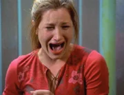 Bei einem Bombenanschlag kommen mehr als 100 Menschen ums Leben. Zum ersten Mal wird Lily (Kathryn Hahn) mit solch einer schlimmen Szenerie konfrontiert.