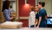 V.l.: Dr. Syd Jennings (Jennifer Beals), Dr. Topher Zia (Ken Leung), Jordan Alexander (Jill Flint)
+++