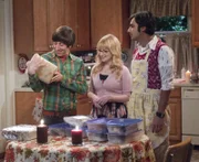 Als sie feststellen, dass der Gefrierschrank in Mrs. Wolowitz' Haus kaputt ist, organisieren sie ihr zu Ehren ein ganz besonderes Essen: Howard (Simon Helberg, l.), Bernadette (Melissa Rauch, M.) und Raj (Kunal Nayyar, r.) ...