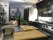 Nachdem die 55-jährige Andrea Cambiolo mit ihrem Restaurant "Culo del Mondo" (Übersetzung: Arsch der Welt) pleitegeht, übernimmt kurzerhand ihre unerfahrene Schwester Silvana (l.) das Ruder. Katastrophales Kalkulationswissen und die zur Lokalität vollkommen unpassende Speisekarte gilt es unter anderem für Frank Rosin (r.) in Angriff zu nehmen ...