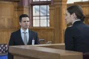 Lieutenant Tamsin Dale (Holly Curran, r.) soll geheime Informationen an eine Enthüllungsplattform weitergegeben haben und wird dafür vor das Militärgericht gestellt. Kann Benny (Freddy Rodriguez, l.) ihre Unschuld beweisen?