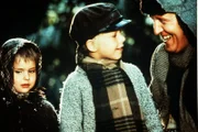 11. Michel (Jan Ohlsson, Mi.) und seine kleine Schwester Ida (Lena Wisborg, li.) haben im Knecht Alfred (Björn Gustafson) einen guten Freund gefunden.