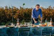 Ein Tisch in der Provence – Unverhoffte Töchter Dr. Franck Gilbert geniesst das Familientreffen: Peter Benedict als Dr. Franck Gilbert