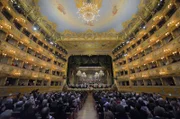 Das Neujahrskonzert aus dem Teatro La Fenice ist mehr als nur ein Konzert – es ist ein musikalisches Erlebnis, das den Zauber Venedigs einfängt.
