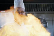 Beeindruckendes Spiel mit dem Feuer: Koch Kevin Jost flambiert in der Küche der Kronenhalle.