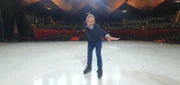 Als Kind stand er zuletzt auf Kufen, aber Wladimir Kaminer lässt es sich nicht nehmen, selbst einmal über die Eisfläche von „Holiday On Ice“ zu gleiten.