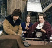 Aschenbrödels Stiefmutter (Carola Braunbock) und ihre Tochter Dora tragen Vinzek auf, Seide, Samt und Atlasstoff für ihre Ballkleider zu kaufen.
