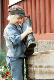 Michel (Jan Ohlsson) heckt schon wieder einen neuen Streich aus. Dazu braucht er die Stiefel seines Vaters.
