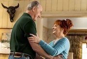 Coach Dale Ballard (Craig T. Nelson, l.); June (Reba McEntire, r.)