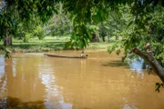 Der zehnjährige Juan muss den Fluss überqueren um in die Schule zu kommen - und das in einem wackeligen Einbaum.