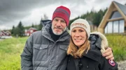 Steff und Isabelle Felix vor ihrer Ferien-Lodge in Island
