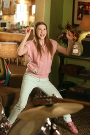 Eden Sher (Sue Heck).