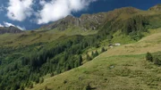 Die perfekte Mischung aus alpiner Höhenlage, lieblichen Almen und schroffen Felsen am Horizont im Pinzgau.